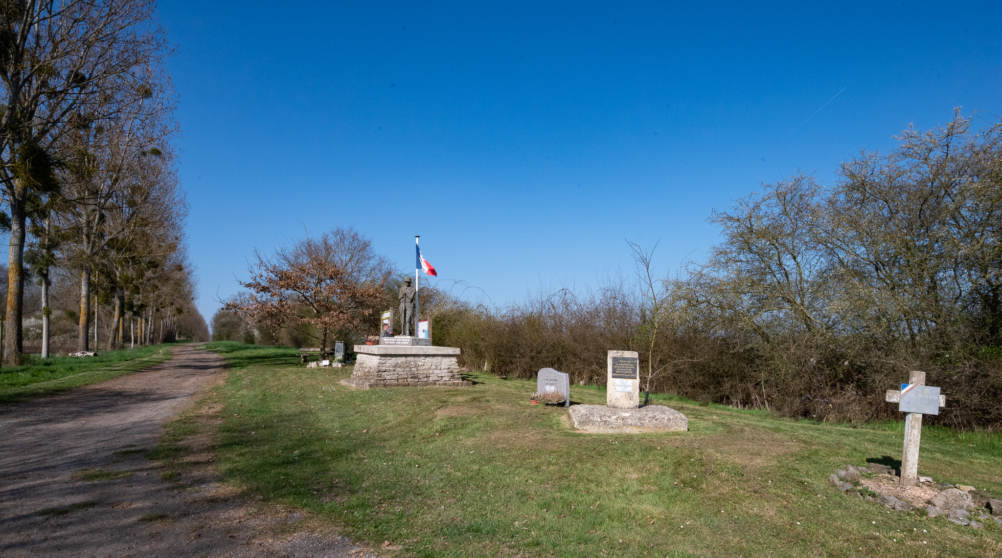 Mémorial aux combattants du Bois des Loges