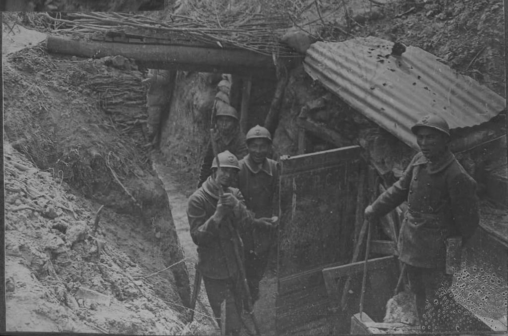 CAVERNE_Soldats malgaches dans une tranchée près de Soupir 1916