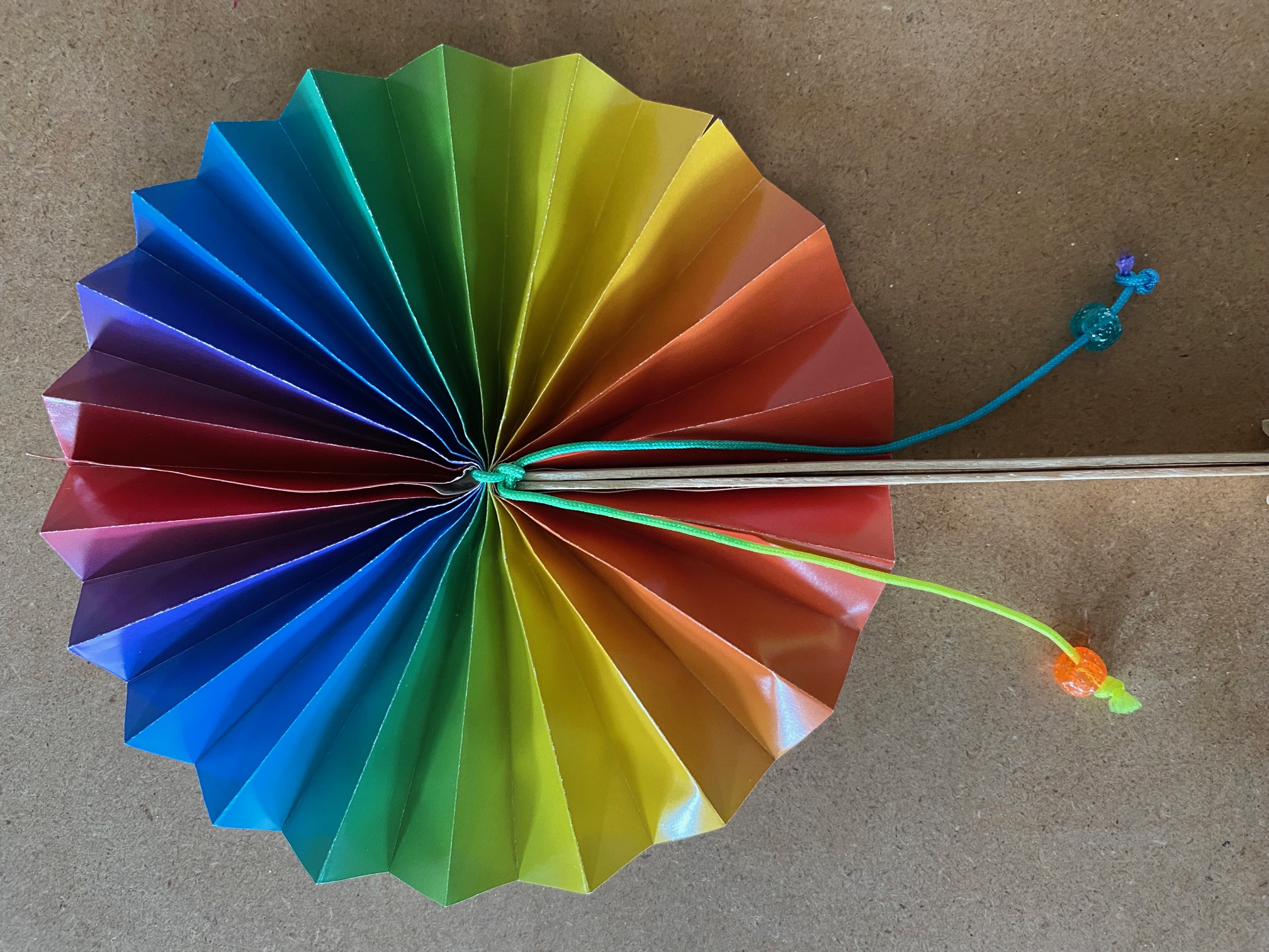 JEU(X)DIS D’ÉTÉ | Atelier créatif "Éventail arc-en-ciel"