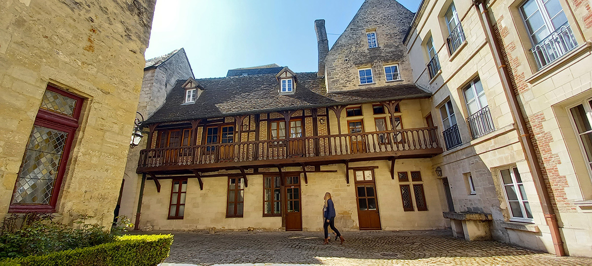 Cour du Dauphin < Laon < Aisne < Picardie