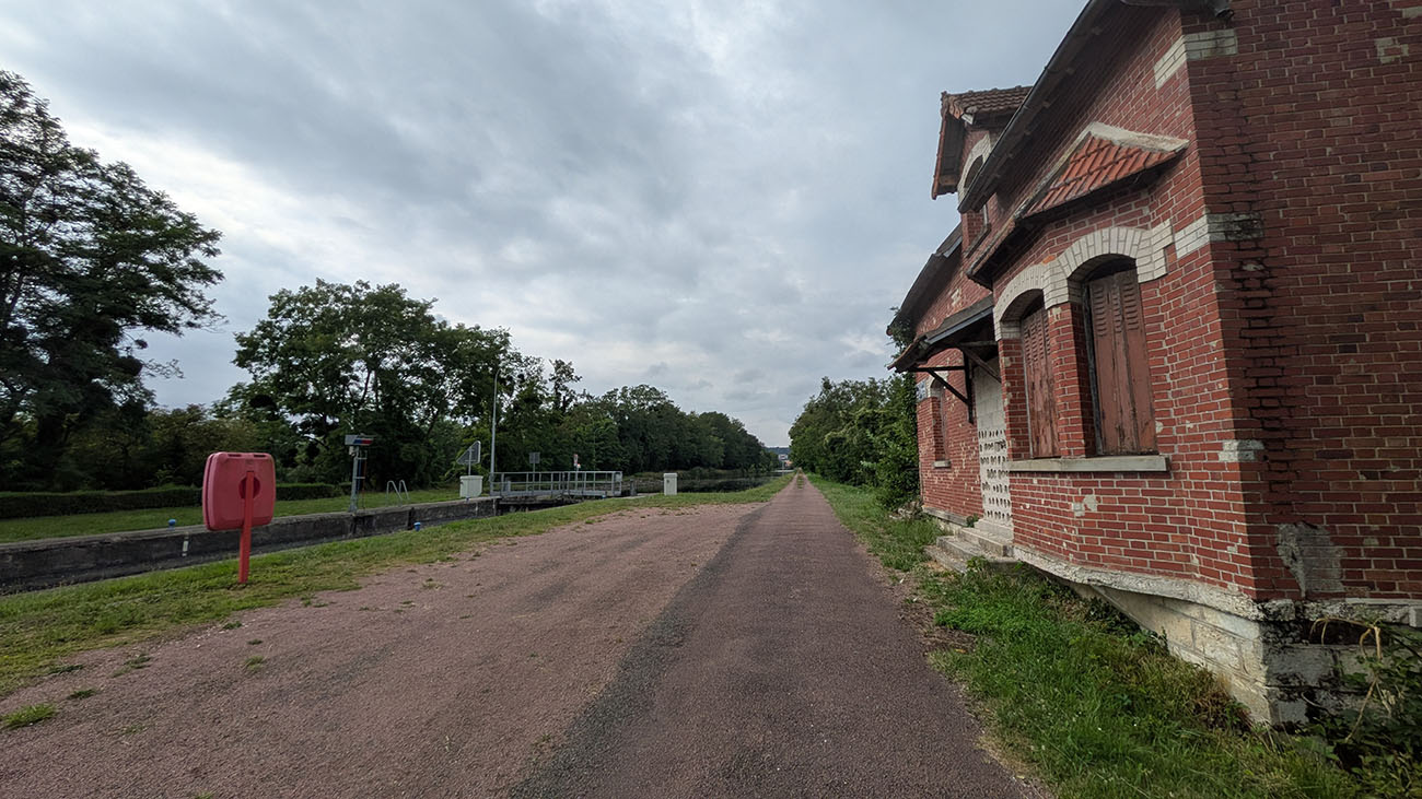 Canal entre Braye et Bourg-et-Comin III < Aisne < Picardie