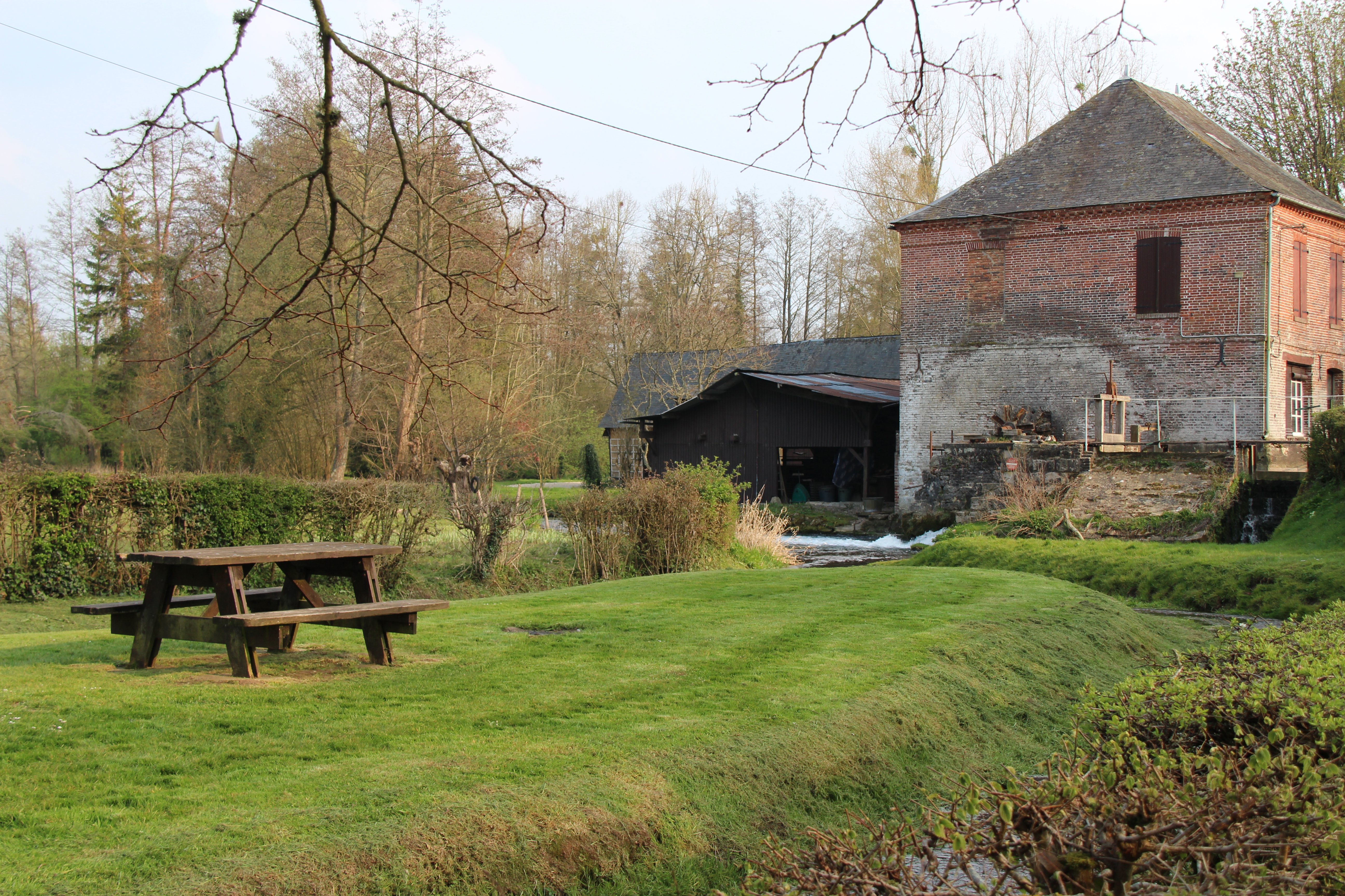 Aire de pique nique de l'église à Saint Samson la Poterie