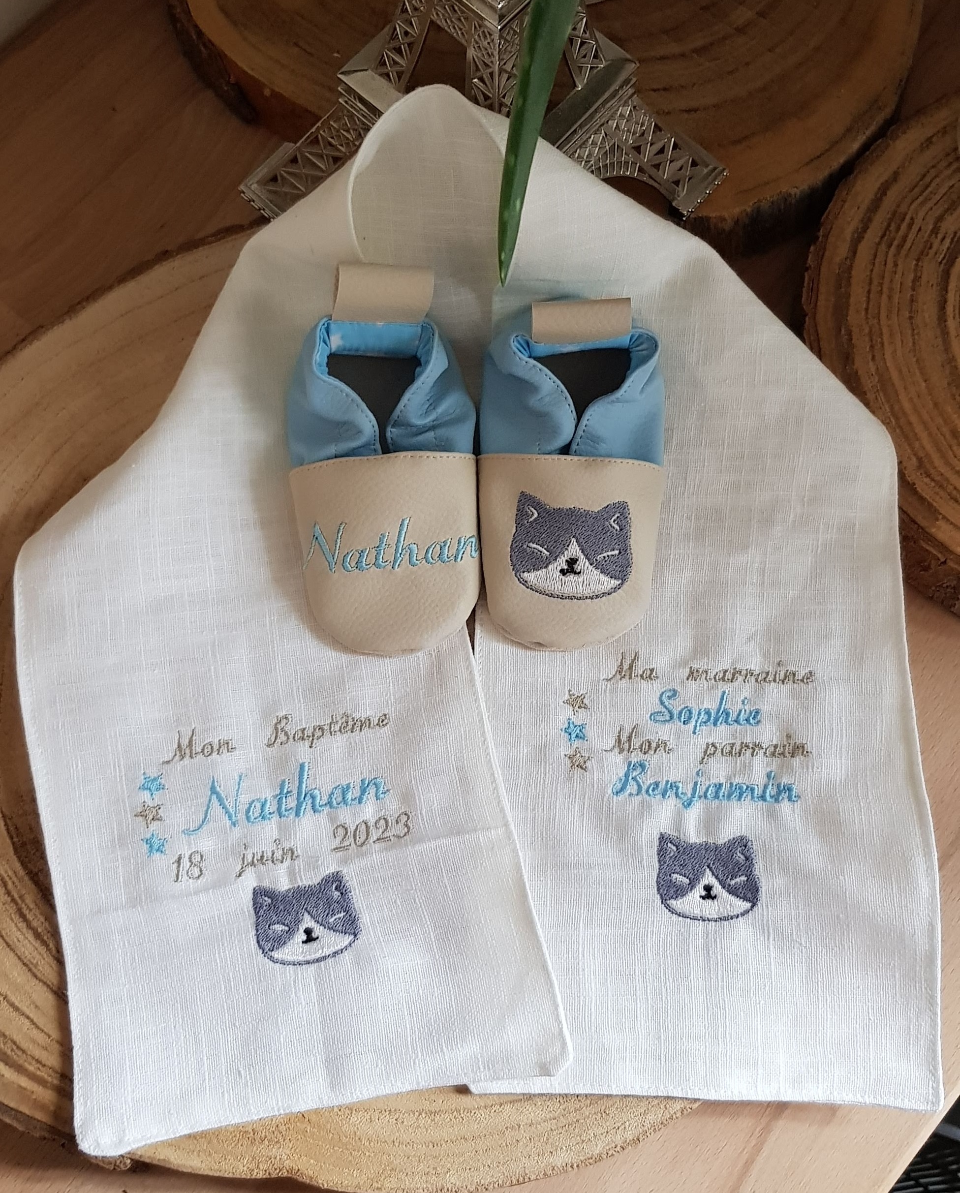 écharpe de baptême et chaussons theme chat (2)