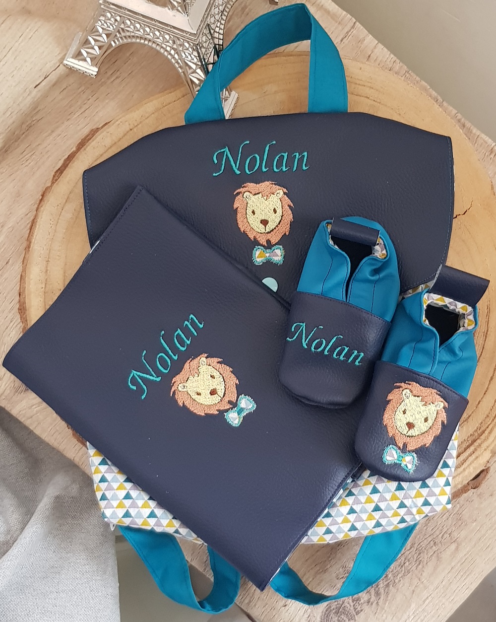 trio sac chaussons et protège carnet de santé marine et mini classique lion chic