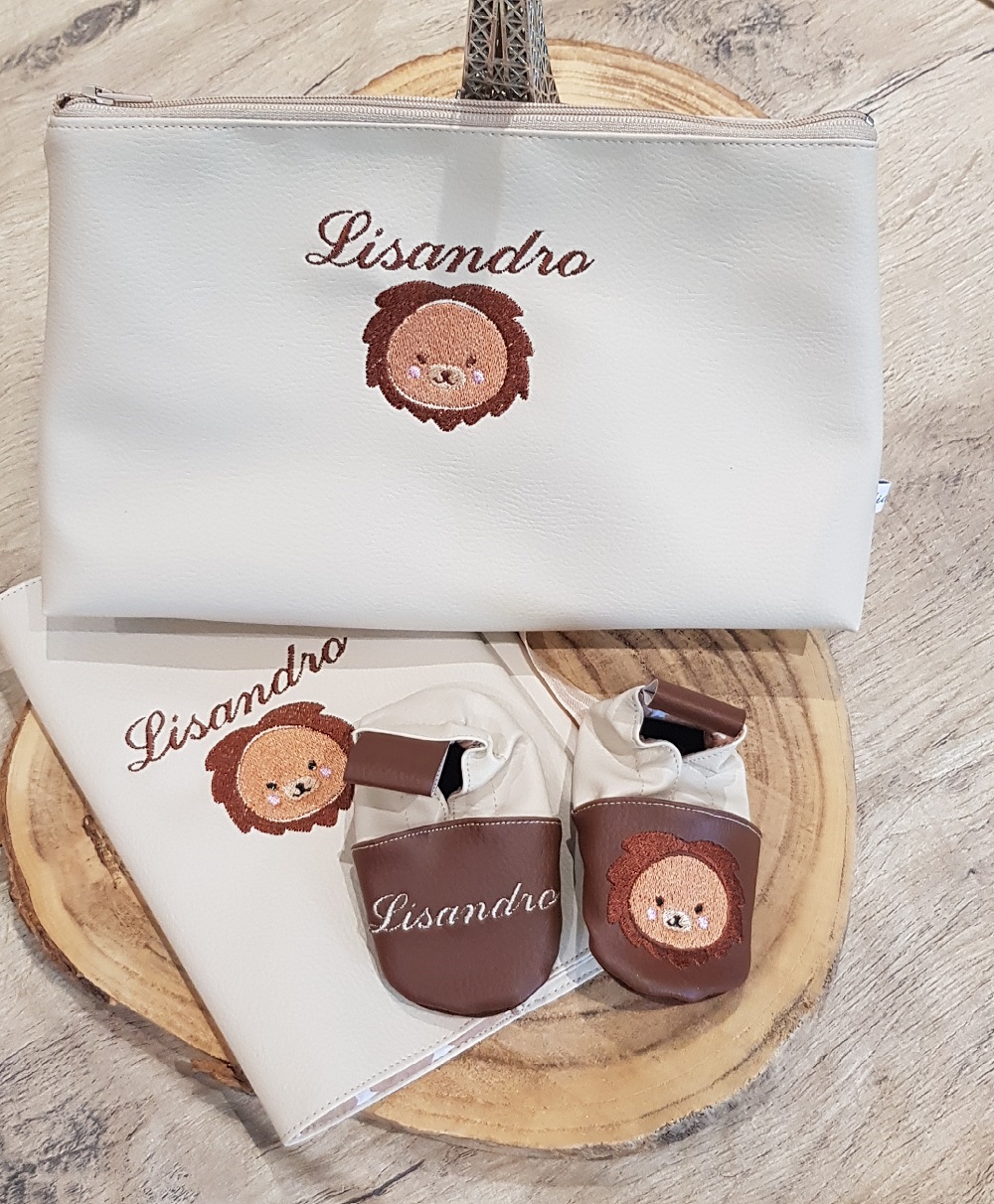 trio trousse de toilette chaussons protège carnet de santé beige et marron lion (2)